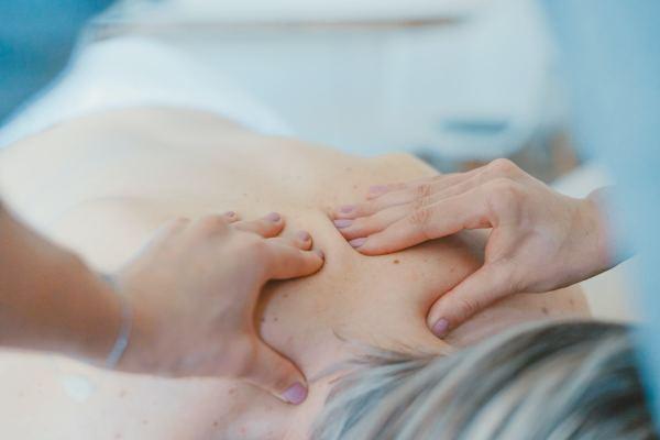 Back To Nature therapist giving a massage on the bare back of a customer using the Jing Method™